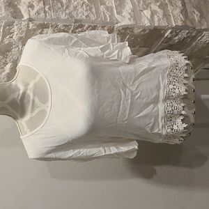 Entro short-sleeved Top with crochet bottom